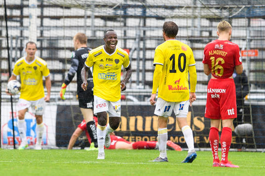 Falkenbergs Nsima Peter jublar efter 3-2 av Karl Söderström