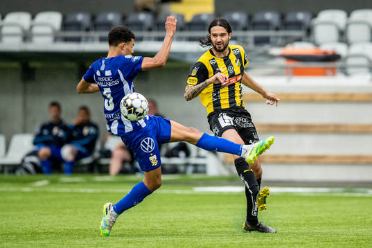 IFK Göteborgs Alexander Jallow och Häckens Leonard Zuta