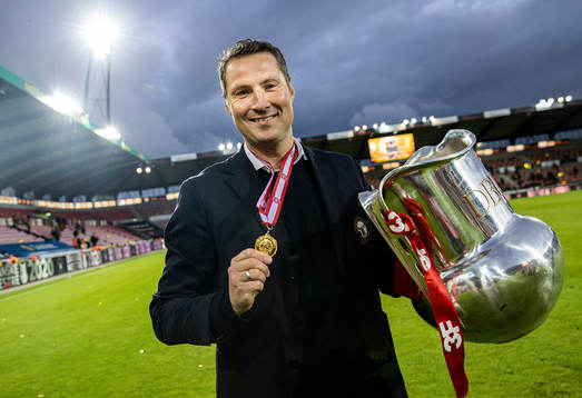  [DK=20200726: Brian Priske, træner FC Midtjylland, med pokalen]