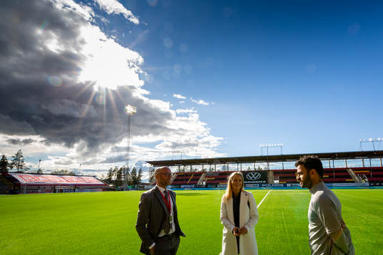 Östersunds assisterande tränare Amir Azrafshan i samtal