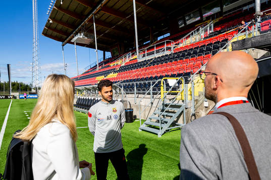Östersunds assisterande tränare Amir Azrafshan i samtal