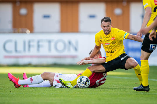 Kalmars Alexander Ahl Holmström och Mjällbys Max Watson