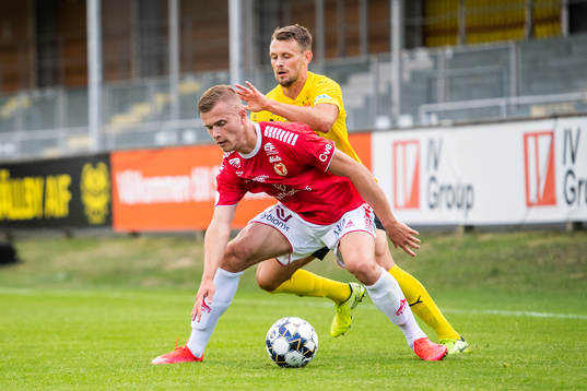 Kalmars Alexander Ahl Holmström och Mjällbys Max Watson