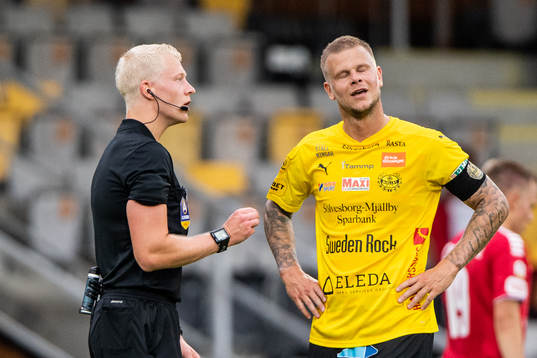 Mjällbys David Löfquist diskuterar med domare Adam