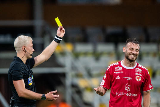 Kalmars Fidan Aliti tilldelas ett gult kort av domare Adam