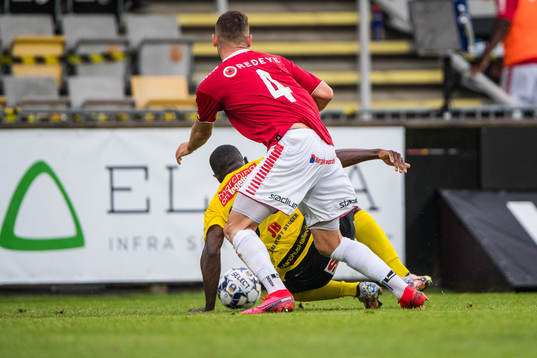 Kalmars Fidan Aliti  och Mjällbys Moses Orwohicho Ogbu