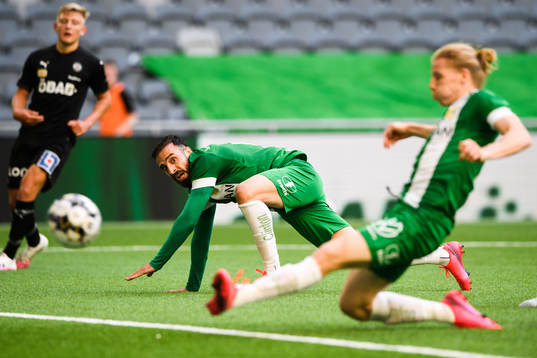 Hammarbys Abdul Khalili ser på när Gustav Ludwigson gör