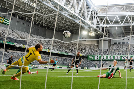 Hammarbys Gustav Ludwigson gör 1-0 bakom Örebros målvakt