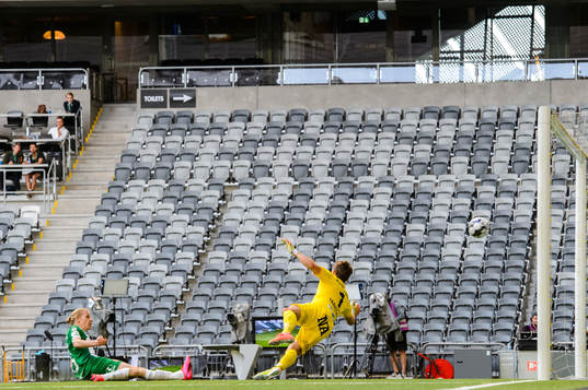 Hammarbys Gustav Ludwigson gör 1-0 bakom Örebros målvakt