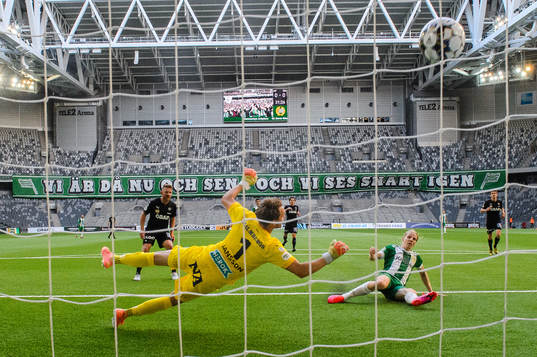 Hammarbys Gustav Ludwigson gör 1-0 bakom Örebros målvakt