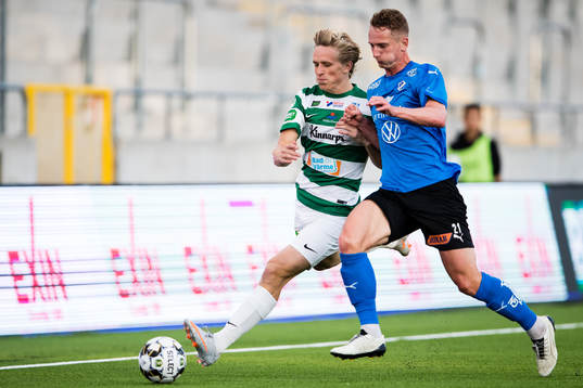 Västerås Douglas Karlberg i kamp om bollen med Halmstads