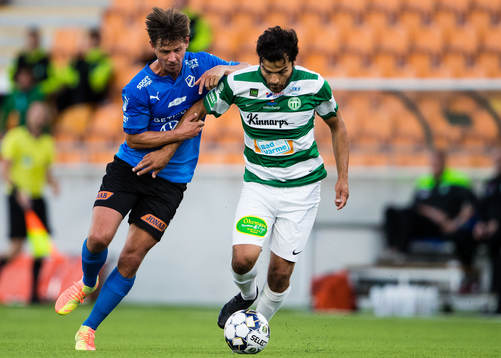 Halmstads Dusan Djuric i kamp om bollen med Västerås
