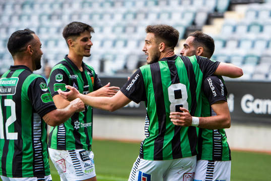 GAIS Haris Cirak och Mervan Celik jublar efter 1-1