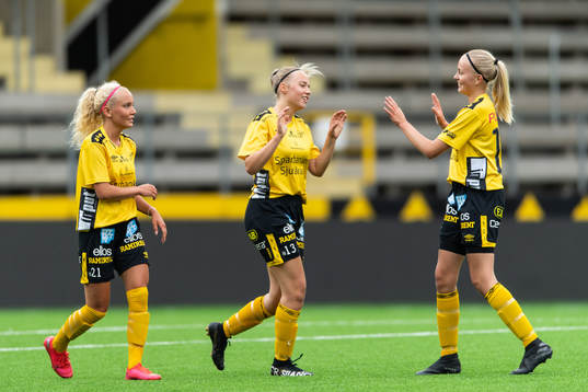 Elfsborgs Evelina Brink jublar med Tea Skoglund och Matilda Ståhlbom Karlsson efter 1-0