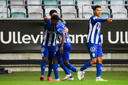 IFK Göteborgs spelare jublar med Alexander Farnerud