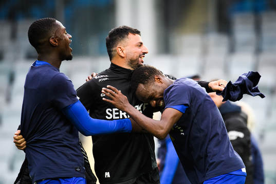 IFK Göteborgs tränare Poya Asbaghi och Alhassan Yusuf Abdullahi jublar