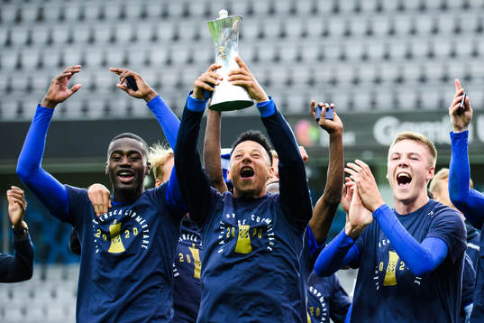 IFK Göteborgs Tobias Sana jublar med pokalen