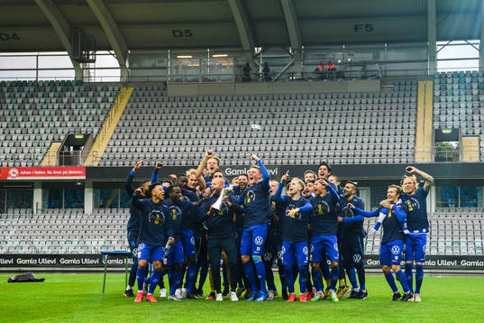 IFK Göteborgs spelare jublar med pokalen