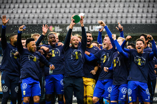 IFK Göteborgs Robin Söder jublar med pokalen