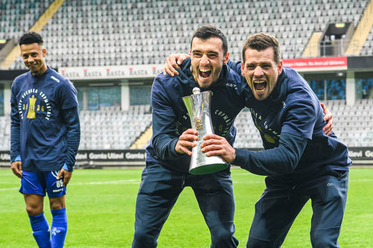 IFK Göteborgs Giorgi Kharaishvili och IFK Göteborgs assisterande sportchef Pontus Farnerud jublar med pokalen