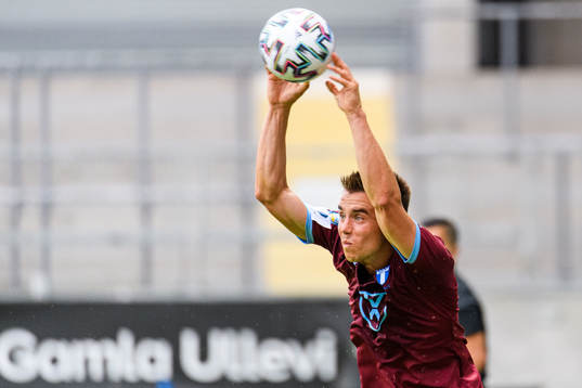 Malmö FFs Jonas Knudsen lägger ett inkast