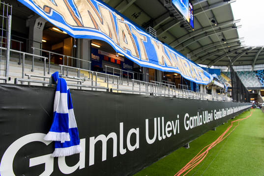 En IFK Göteborg halsduk fastknuten på