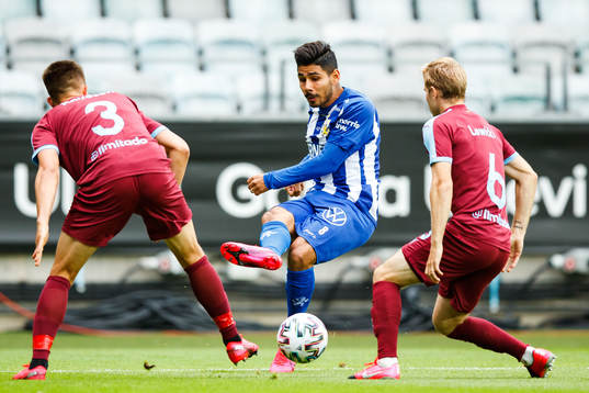 Malmö FFs Jonas Knudsen och Oscar Lewicki försvarar mot