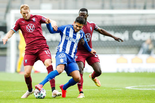 IFK Göteborgs Hosam Aiesh i en kamp mot Malmö FFs Ola