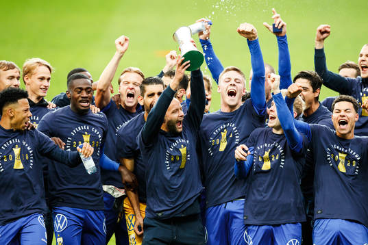 IFK Göteborgs Robin Söder jublar med pokalen