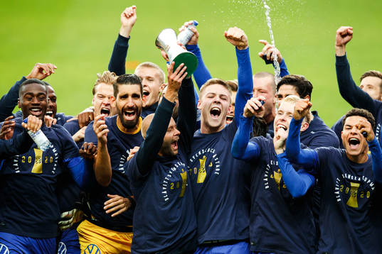 IFK Göteborgs Robin Söder jublar med pokalen