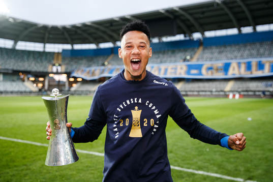 IFK Göteborgs Tobias Sana jublar med pokalen