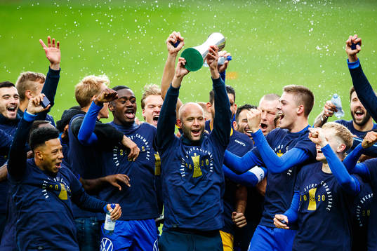 IFK Göteborgs Robin Söder jublar med pokalen