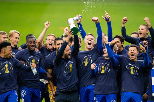 IFK Göteborgs Robin Söder lyfter pokalen