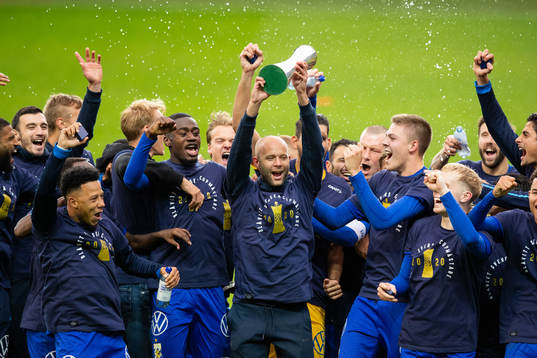 IFK Göteborgs Robin Söder lyfter pokalen