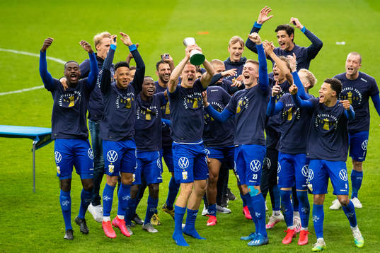 IFK Göteborgs August Erlingmark  lyfter pokalen