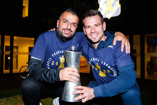 IFK Göteborgs tränare Poya Asbaghi och assisterande tränare Ferran Sibila poserar för porträtt med pokalen