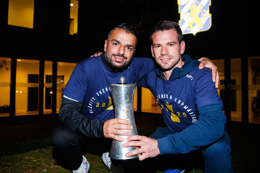 IFK Göteborgs tränare Poya Asbaghi och assisterande tränare Ferran Sibila poserar för porträtt med pokalen