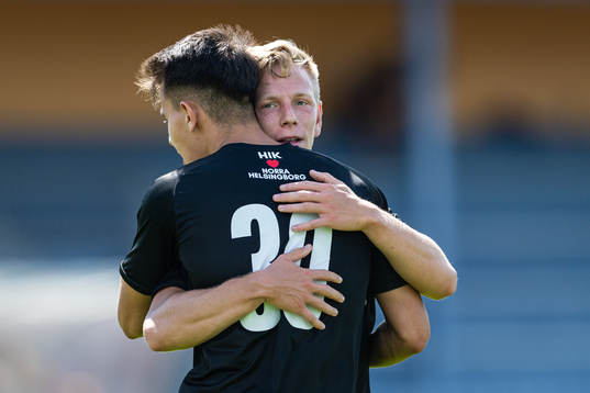 Hittarps Teddy Bermudez och Pelle Rosenlind jublar efter 0-2
