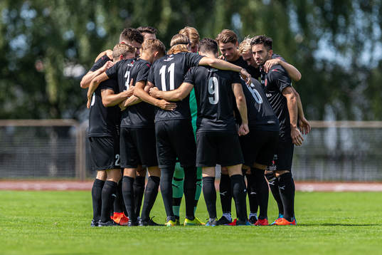 Hittarps spelare samlas