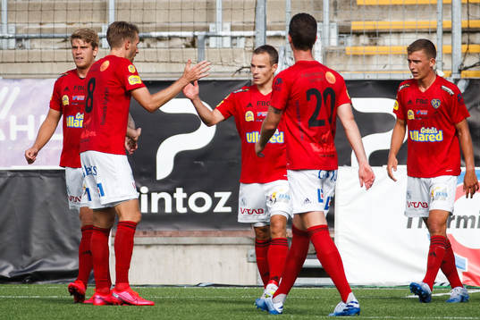 Falkenbergs Anton Wede jublar efter 0-1