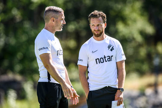 s assisterande tränare Sean O'Shea och tränare Bartosz