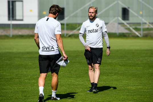 s tränare Bartosz Grzelak och assisterande tränare Patric