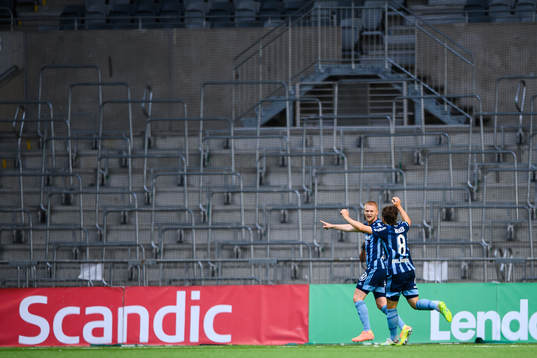 Djurgårdens Kalle Holmberg jublar med Kevin Walker