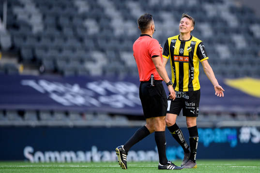 Domare Bojan Pandzic och Häckens Viktor Lundberg