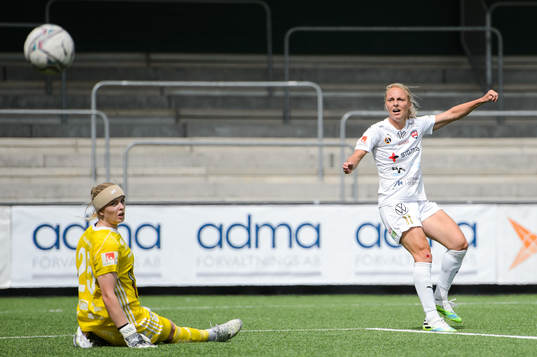Rosengårds Mimmi Larsson gör 2-0 bakom Piteås målvakt Guro Pettersen