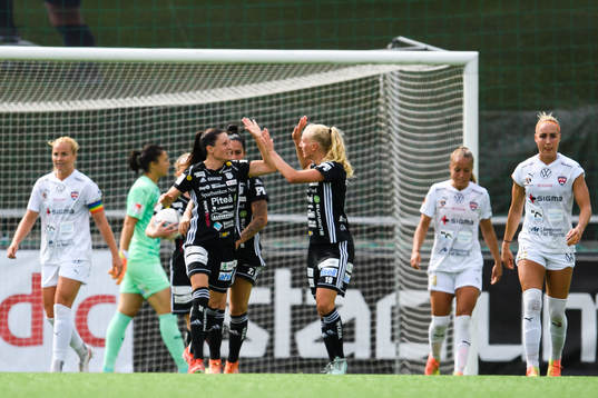 Piteås Josefin Johansson jublar efter 2-1