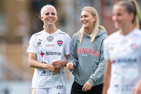 Rosengårds Sofie Svava och Beatrice Persson jublar