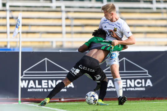 Varbergs Adama Fofana och Östersunds Eirik Haugann