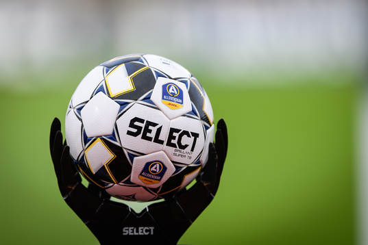 Officiella matchbollen före fotbollsmatchen i Allsvenskan mellan Varberg och Östersund den 2 augusti 2020 i Varberg.