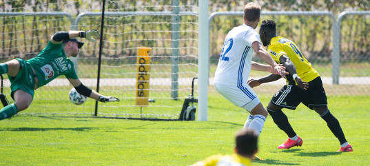 IFK Hässleholms Mike Andrew gör 2-0  i matchen mellan IFK